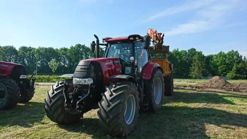 Ronald-Boer-Grondverzet-tractor-rood