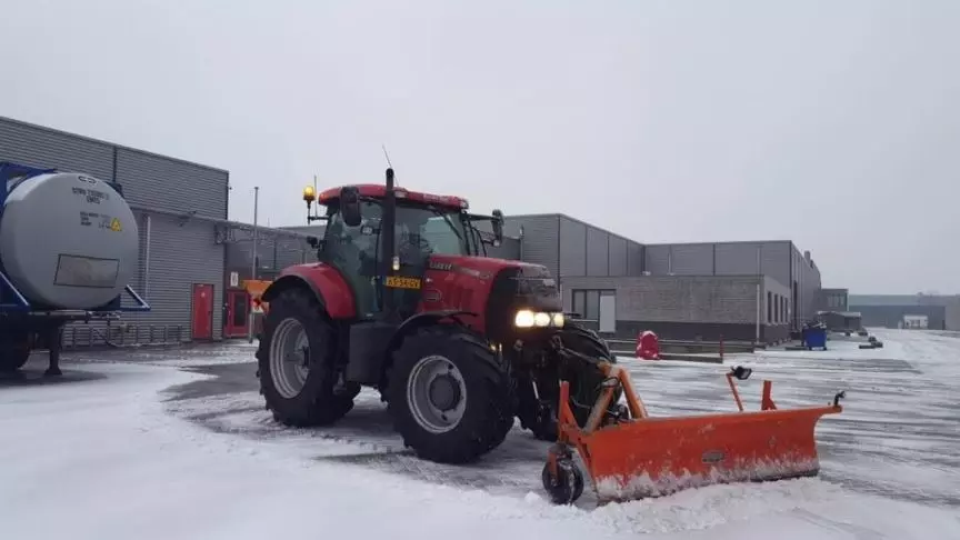 Ronald-Boer-Grondverzet-verhuur-sneeuwschuiver-tractor