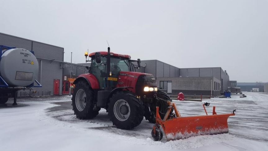 Ronald-Boer-Grondverzet-verhuur-sneeuwschuiver-tractor